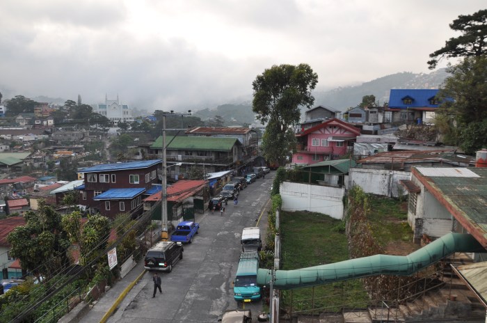 Vue du toit de la maison visitée : la partie pauvre de Baguio, des bidonvilles