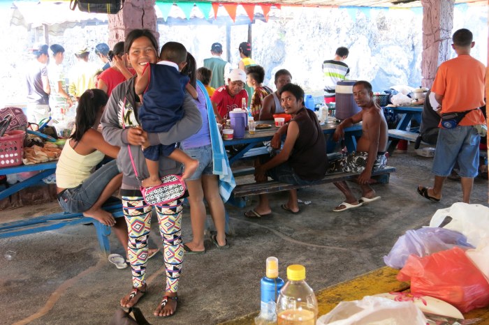 Coucou c'est nous ! Sortir mon appareil discretos n'aura pas suffi à prendre une photo ... sans qu'ils s'en rendent compte. Smiiiiile !