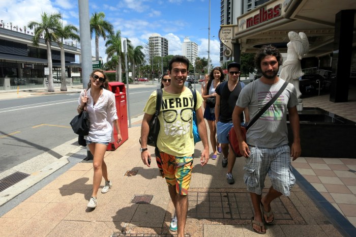 La troupe au complet, déambulation dans les rues et tourisme de masse