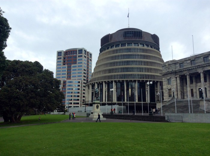 À gauche du Parlement : non mais de qui se fout-on, là... Sans faire ma prétentieuse de Parisienne ni mon ethnocentrique, avouons-le : c'est moche! Mais moche de chez moche ! C'est quoi ce bâtiment, où sont les architectes ?? (histoire qu'on les mette au bûcher)  Désolée mais pour moi ce genre de choses n'est en rien digne d'une capitale, voilà.  