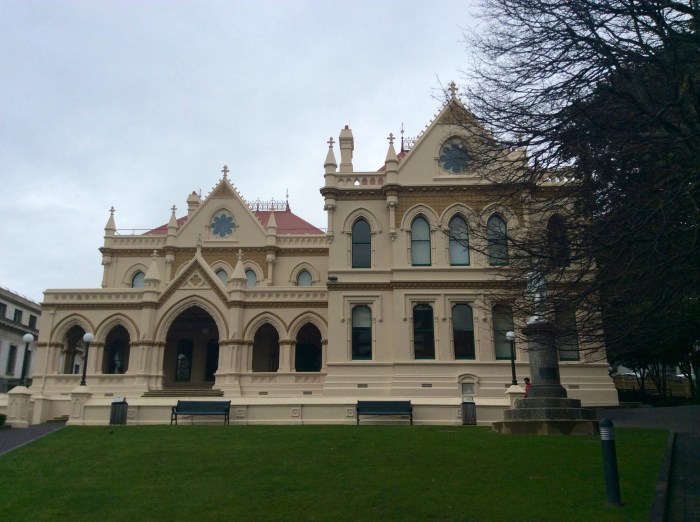 À côté du  Parlement, une église, toujours dans le même style - contreplaqué jaunâtre - pas d'histoire