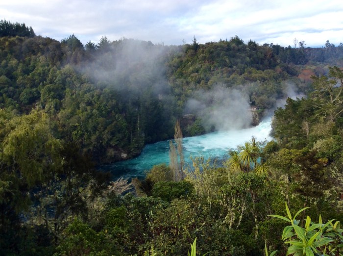 Huka Falls vu de loin, et fort plus appréciable 