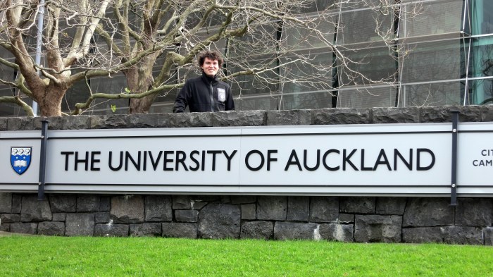 Proud of being a student ... notez la coupe de cheveux, avant que je les lui coupe !