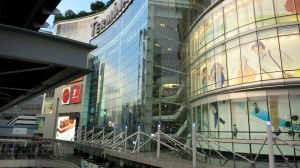 Versus les malls et la démesure