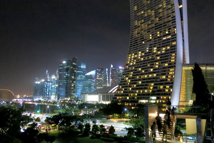 Au pied de l'hôtel ...un pont noir de monde en direction du Gardens Bay