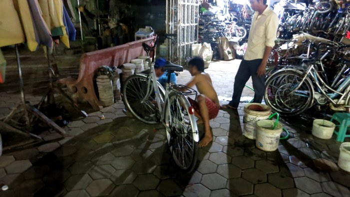 ...mon vélo !!! Fais en deux-deux vendu 50 dollars, démonstration du savoir-faire manuel des Cambodgiens en direct live.