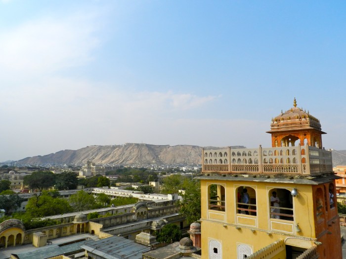 Vue depuis le dôme. Au loin, derrière la colline et invisible, le fort d'Amber.