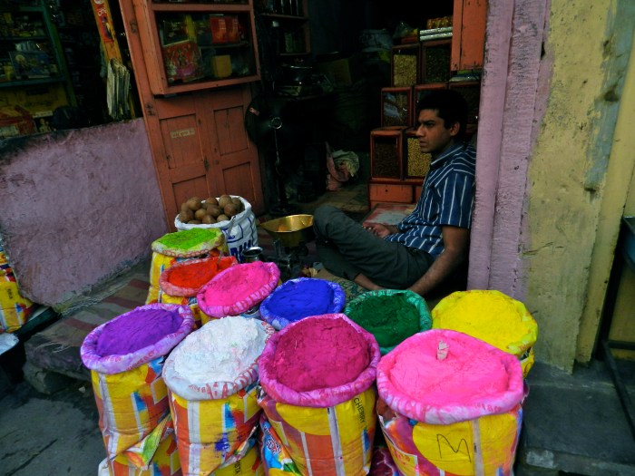 En vue du festival des couleurs, Holi !