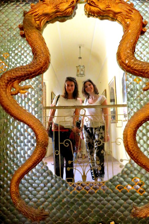 En Inde, les serpents sont représentés partout (par contre, j'en ai oublié la signification, pardon pardon)