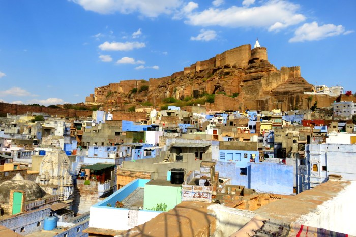 Toi là, le fort au loin, prépare-toi... à l'attaque !