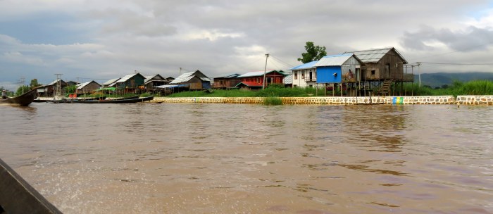 A l'entrée de la ville