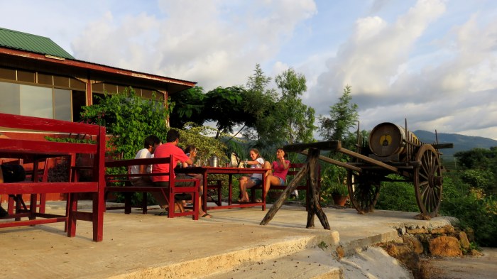 Douce vie, grandes discussions et rencontres internationales : le spot de Nyaung Shwe